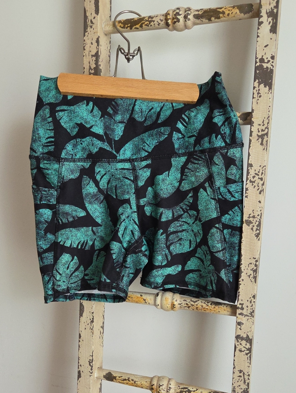 High-Waist Tropical Leaf Women's Shorts - Teal Black